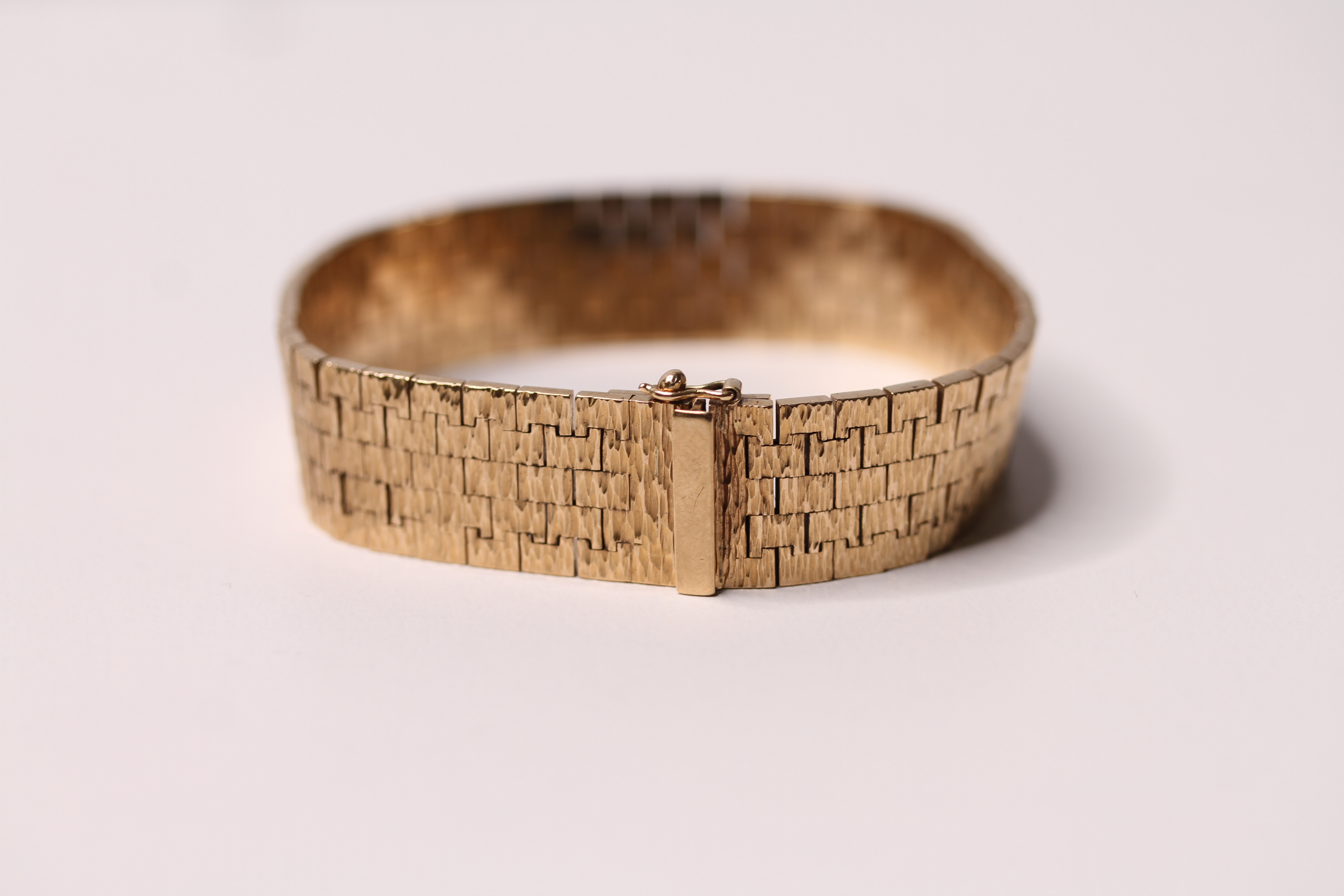 *TO BE SOLD WITHOUT RESERVE*Heavy vintage 9ct bark effect bracelet, approx 34.7g gross - Image 2 of 2