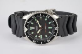 GENTLEMENS SEIKO AUTOMATIC DIVERS WRISTWATCH REF. 7002-7000, circular black dial with lume plot hour