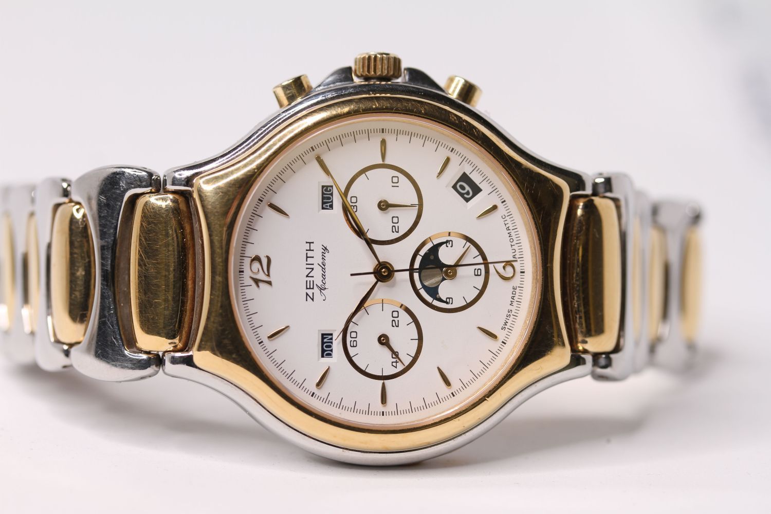 RARE GENTS ZENITH ACADEMY CHRONOGRAPH CALENDAR MOONPHASE STEEL AND GOLD WRISTWATCH, circular white