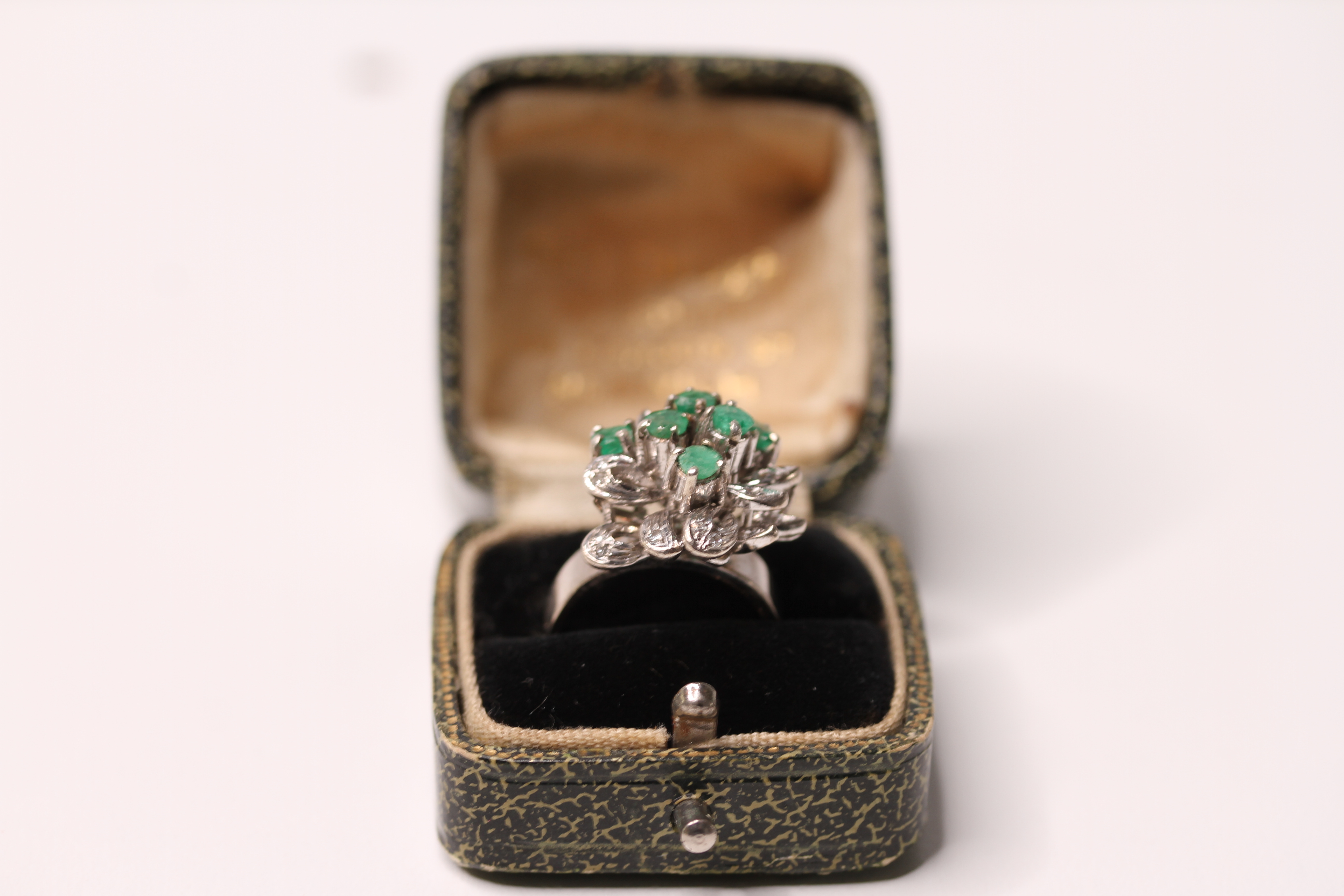 *TO BE SOLD WITHOUT RESERVE*An Emerald & Diamond Ring, in white gold marked 17ct, approx 7.1g,