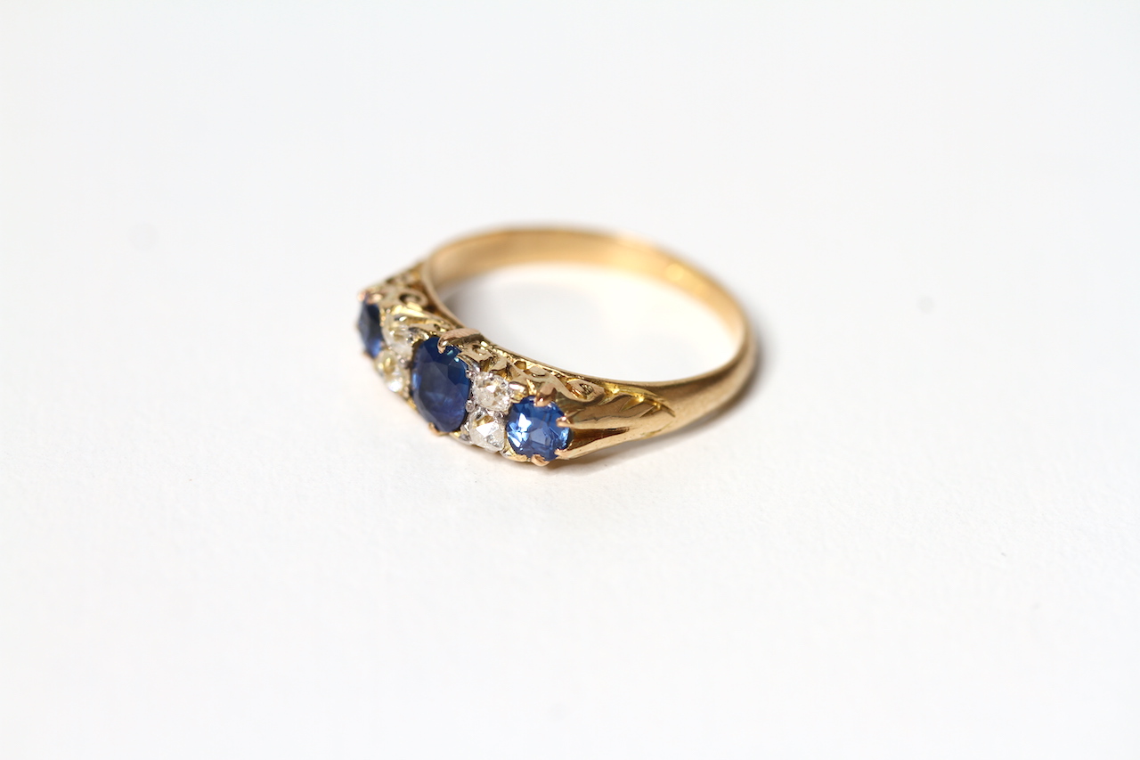 Early 20th Century Sapphire and Diamond Carved Half Hoop Ring, three sapphires, old cut diamond - Image 2 of 3