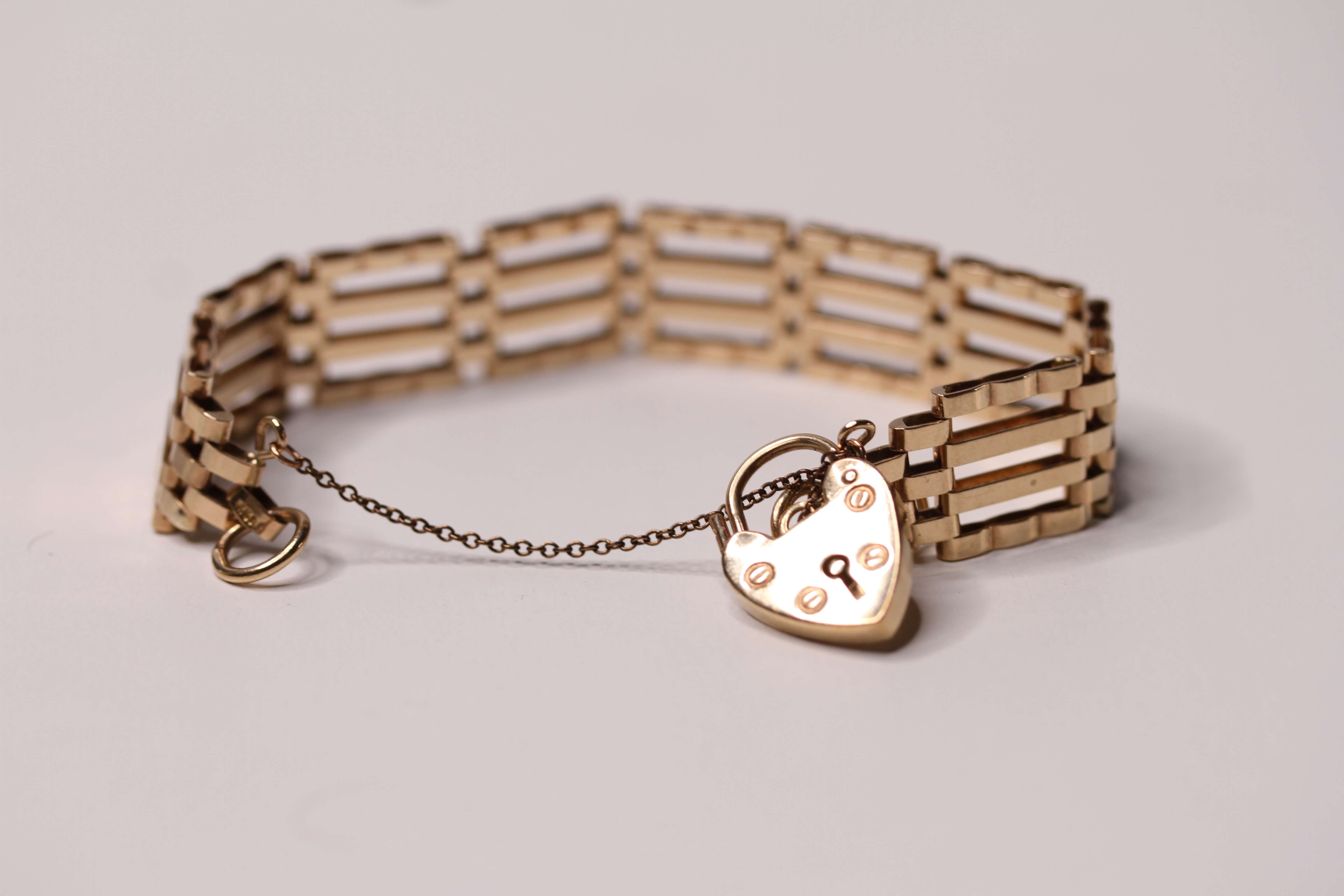 *TO BE SOLD WITHOUT RESERVE*A 9ct gold gate bracelet with heart clasp, 18cm approx 18.1g