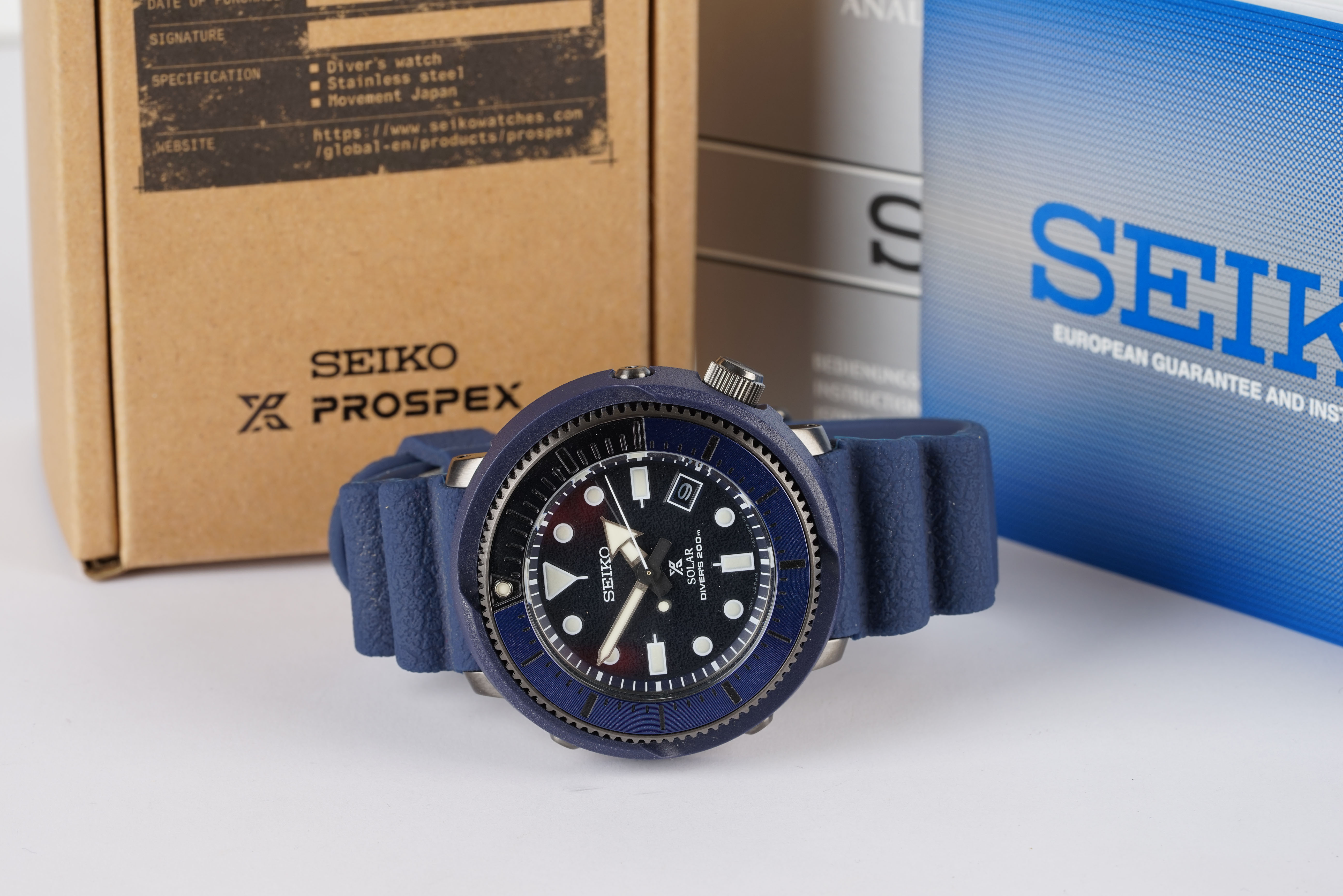 GENTLEMENS SEIKO PROSPEX SOLAR DIVERS WRISTWATCH W/ BOX & PAPERS, circular black dial with