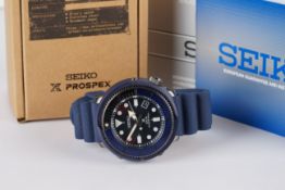 GENTLEMENS SEIKO PROSPEX SOLAR DIVERS WRISTWATCH W/ BOX & PAPERS, circular black dial with