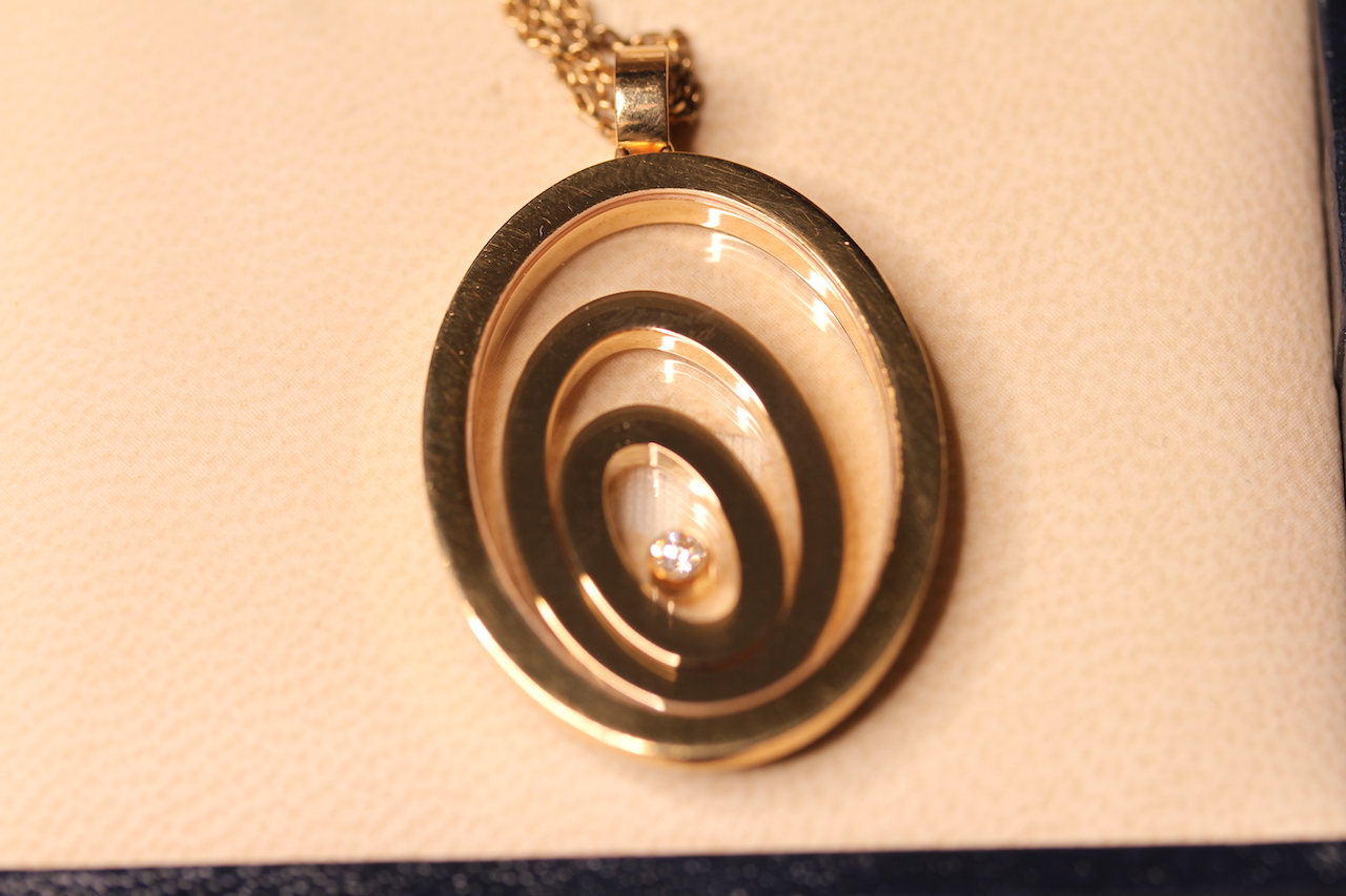 *TO BE SOLD WITHOUT RESERVE*Chopard Happy Spirit pendant and chain - 18 ct Gold with floating - Image 2 of 3