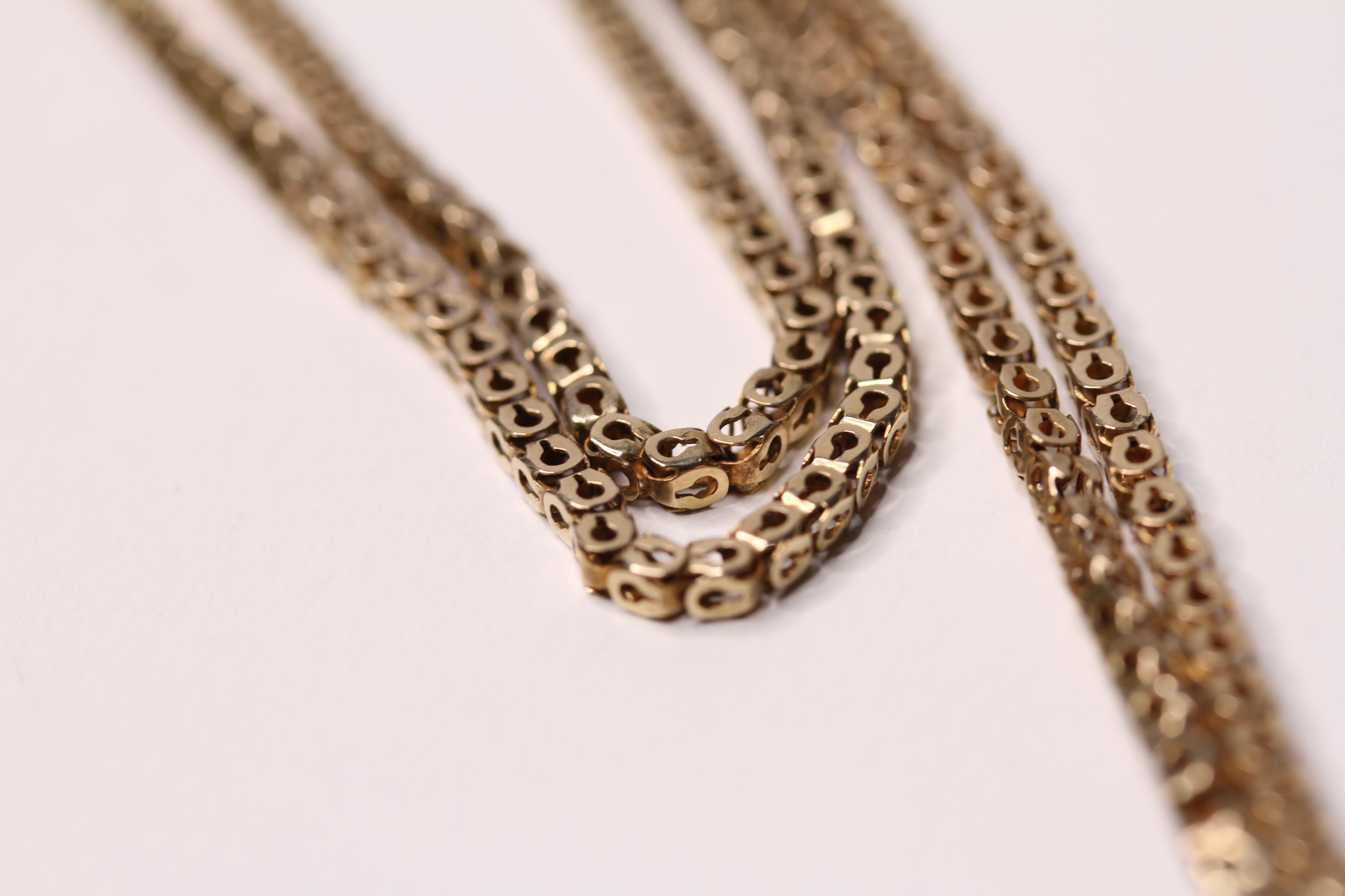 *TO BE SOLD WITHOUT RESERVE*A vintage yellow metal box link triple strand neck chain, converted from - Image 3 of 4