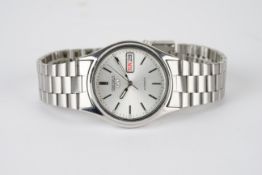 GENTLEMENS SEIKO 5 AUTOMATIC DAY DATE WRISTWATCH REF. 7S26-8100, circular silver dial with stick