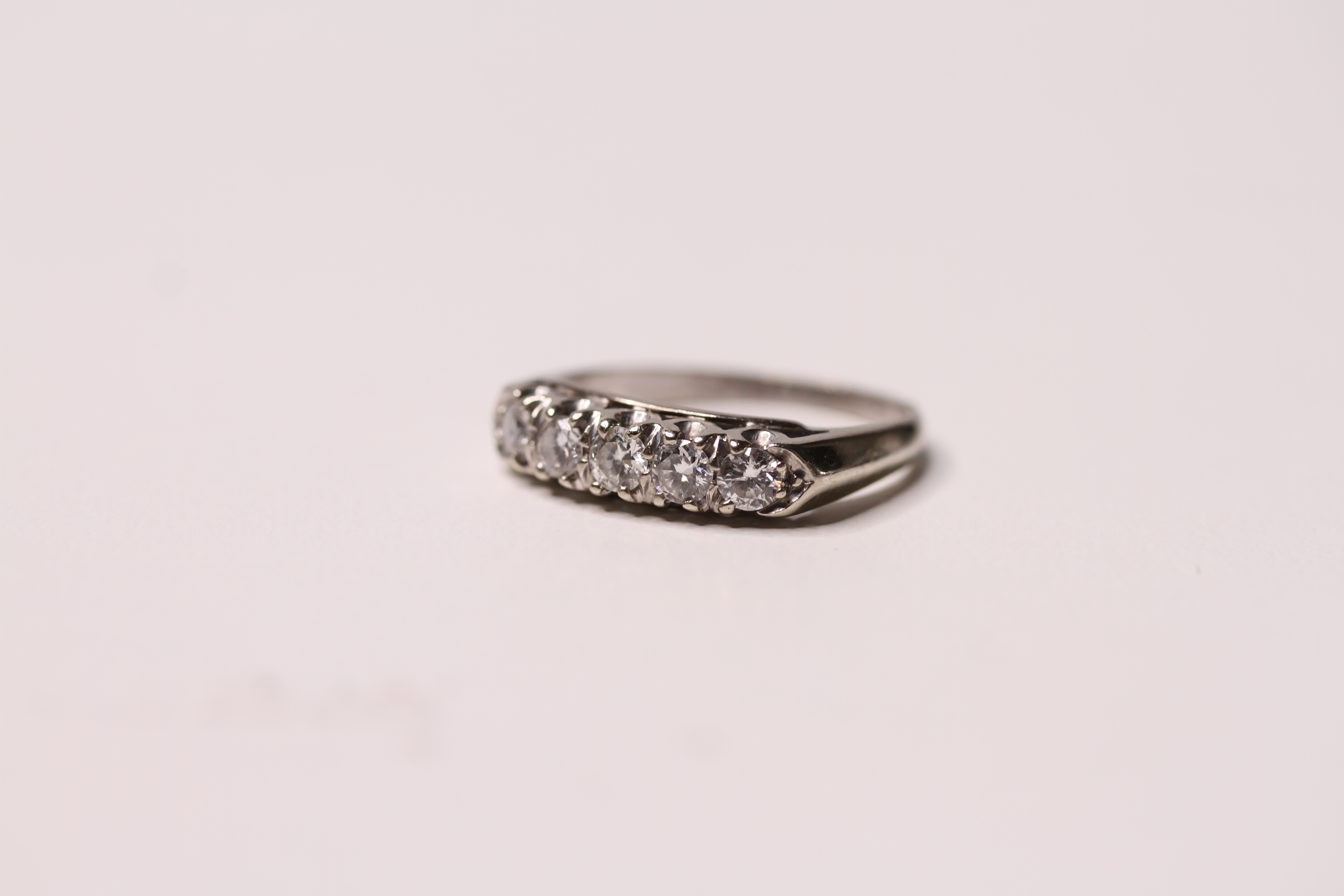 *TO BE SOLD WITHOUT RESERVE*14ct white gold set 5 stone diamond ring - stone weight about 0.5ct (5 x