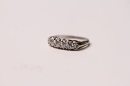 *TO BE SOLD WITHOUT RESERVE*14ct white gold set 5 stone diamond ring - stone weight about 0.5ct (5 x