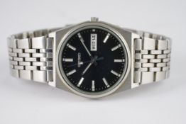 GENTLEMENS SEIKO QUARTZ WRISTWATCH REF. V743-9020, circular black dial with silver hour markers