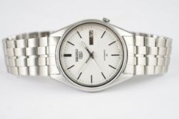 GENTLEMENS SEIKO 5 AUTOMATIC DAY DATE WRISTWATCH REF. 7009-3060, circular white textured dial with