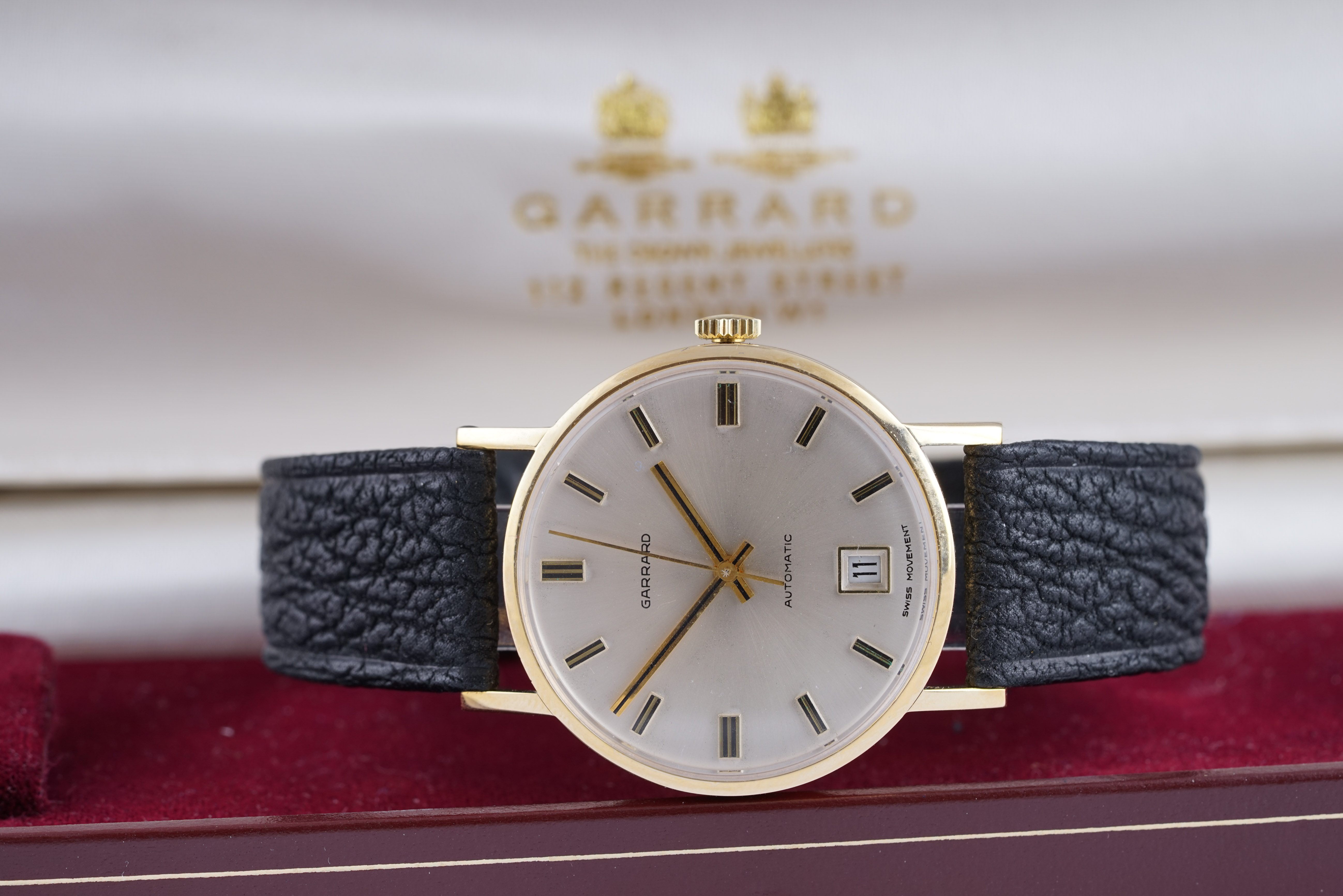 GENTLEMENS GARRARD AUTOMATIC 9CT GOLD WRISTWATCH W/ BOX, circular silver dial with applied hour
