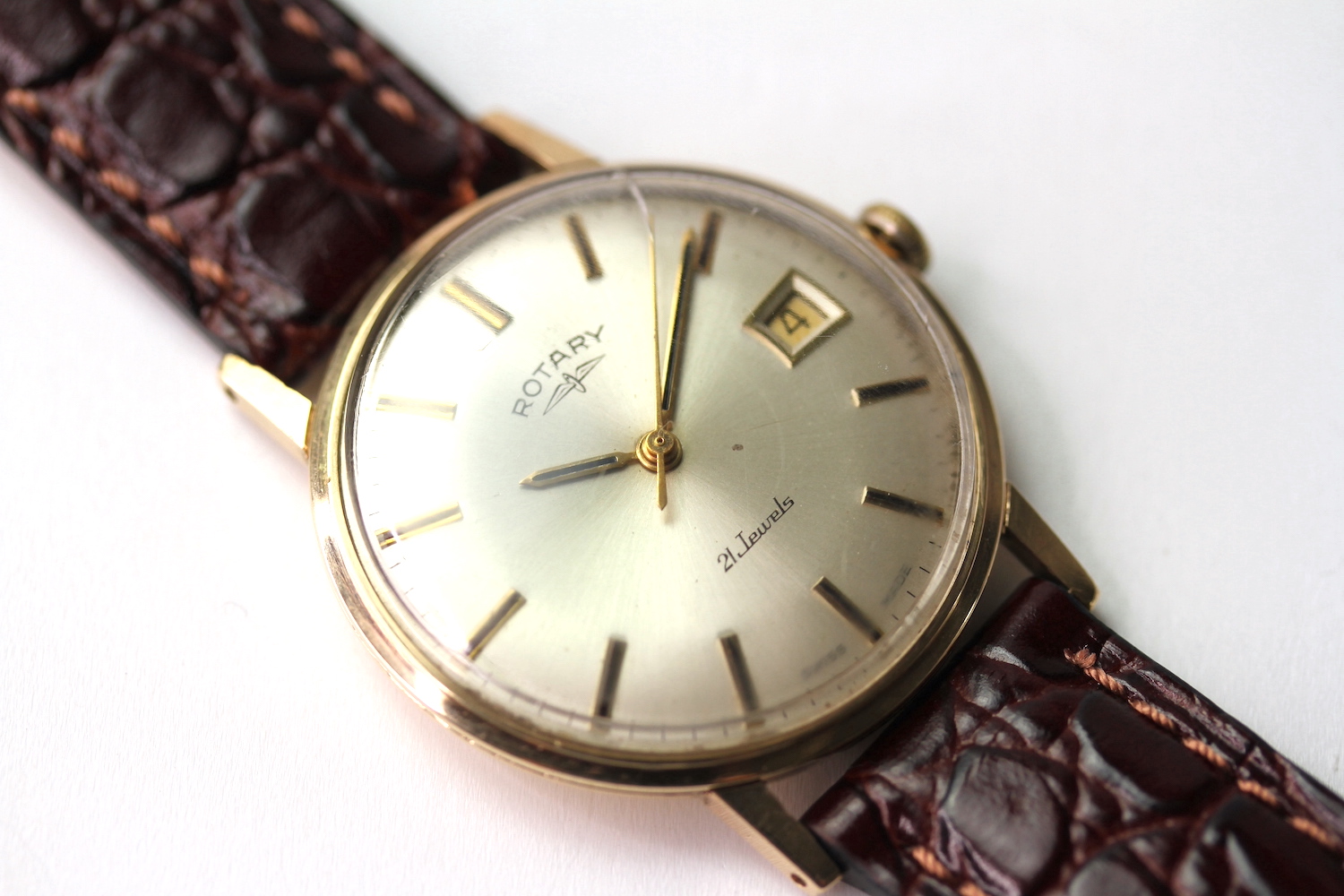VINTAGE 9CT GOLD ROTARY WRISTWATCH, circular silver dial with gold baton hour markers, gold hands,