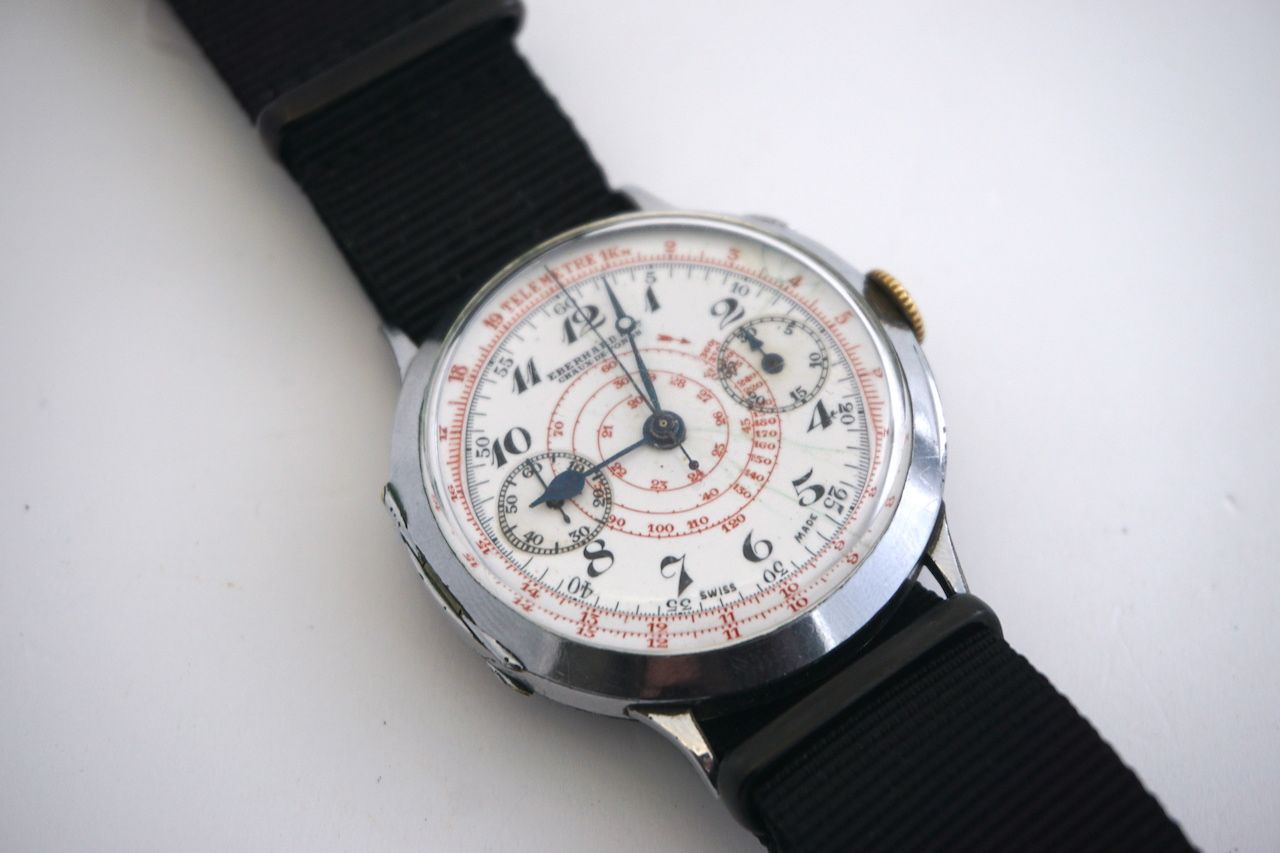 VINTAGE EBERHARD & CO MONOPUSHER CHRONOGRAPH, circular white enamel dial with arabic numeral hour