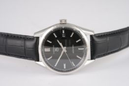 GENTLEMENS TAG HEUER CARRERA AUTOMATIC DATE WRISTWATCH REF. WV211B1, circular black dial with