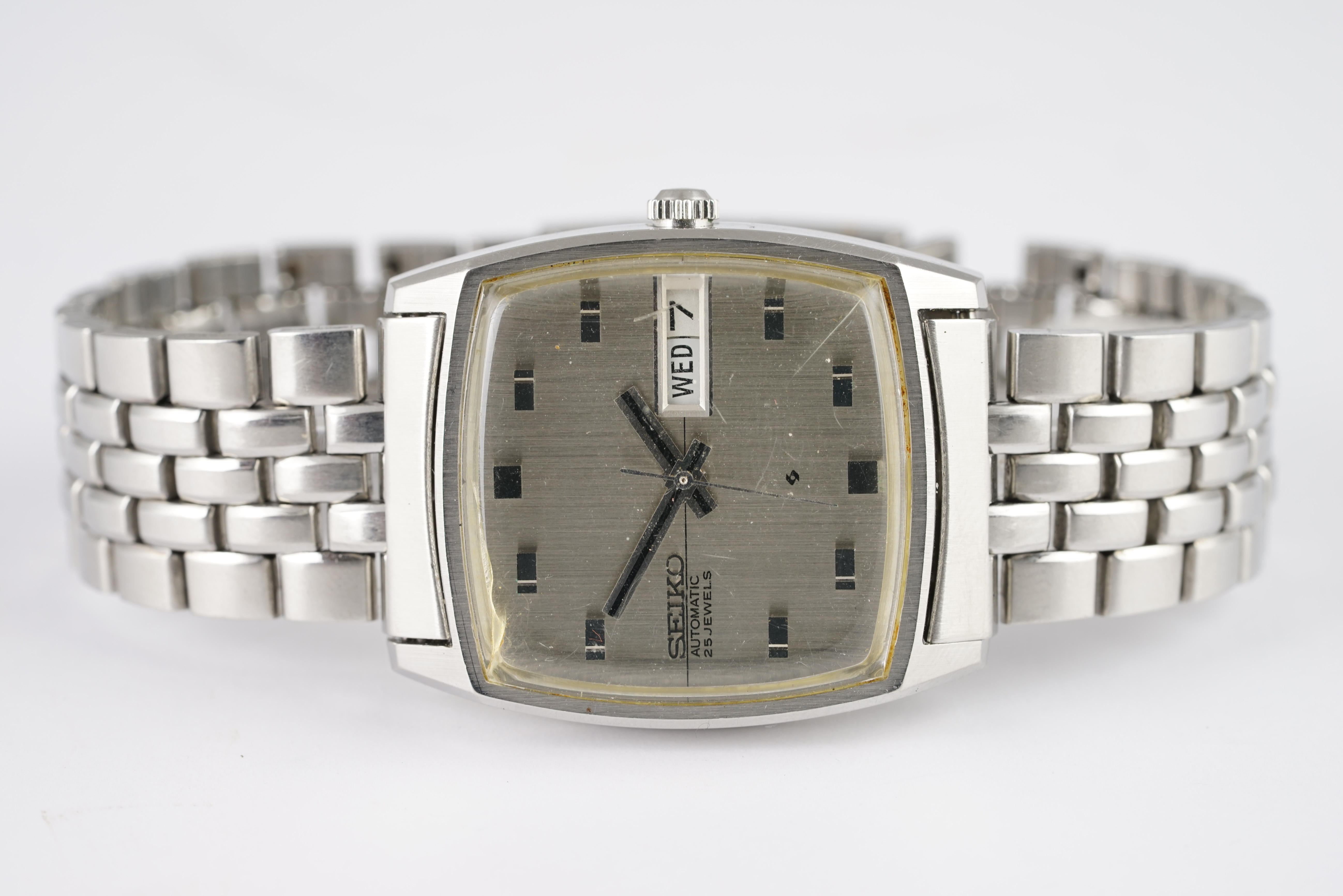 GENTLEMENS SEIKO LORD MATIC DAY DATE WRISTWATCH REF. 5606-5000, square grey dial with block hour