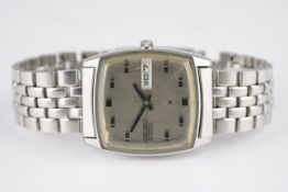 GENTLEMENS SEIKO LORD MATIC DAY DATE WRISTWATCH REF. 5606-5000, square grey dial with block hour