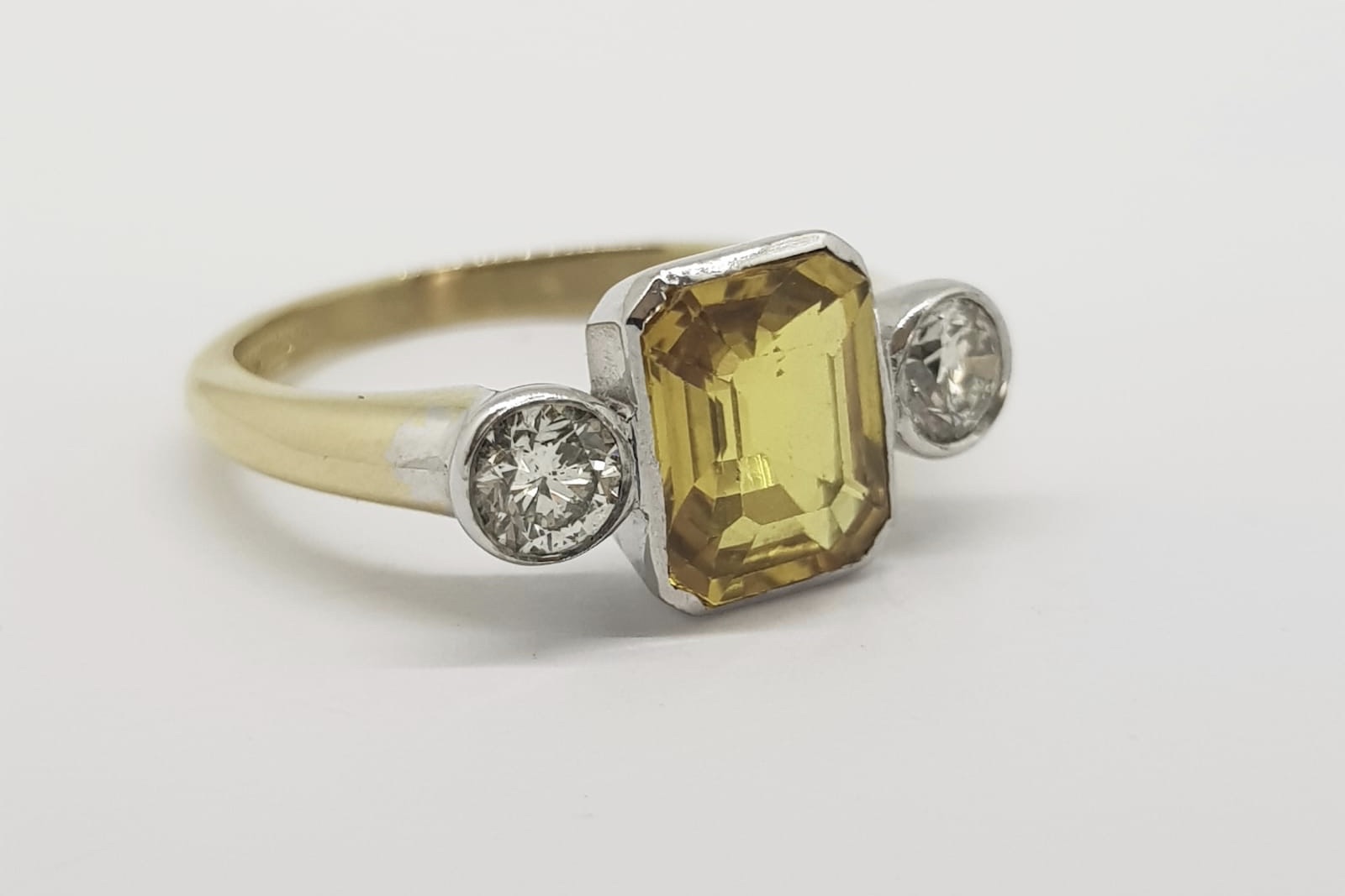 Yellow Sapphire & Diamond 3 Stone Ring, set in a white gold rub over setting on a yellow gold shank, - Image 4 of 4