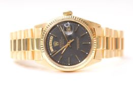 VINTAGE 18CT ROLEX OYSTER PERPETUAL DAY DATE WITH ROLEX POUCH, circular black dial with baton hour