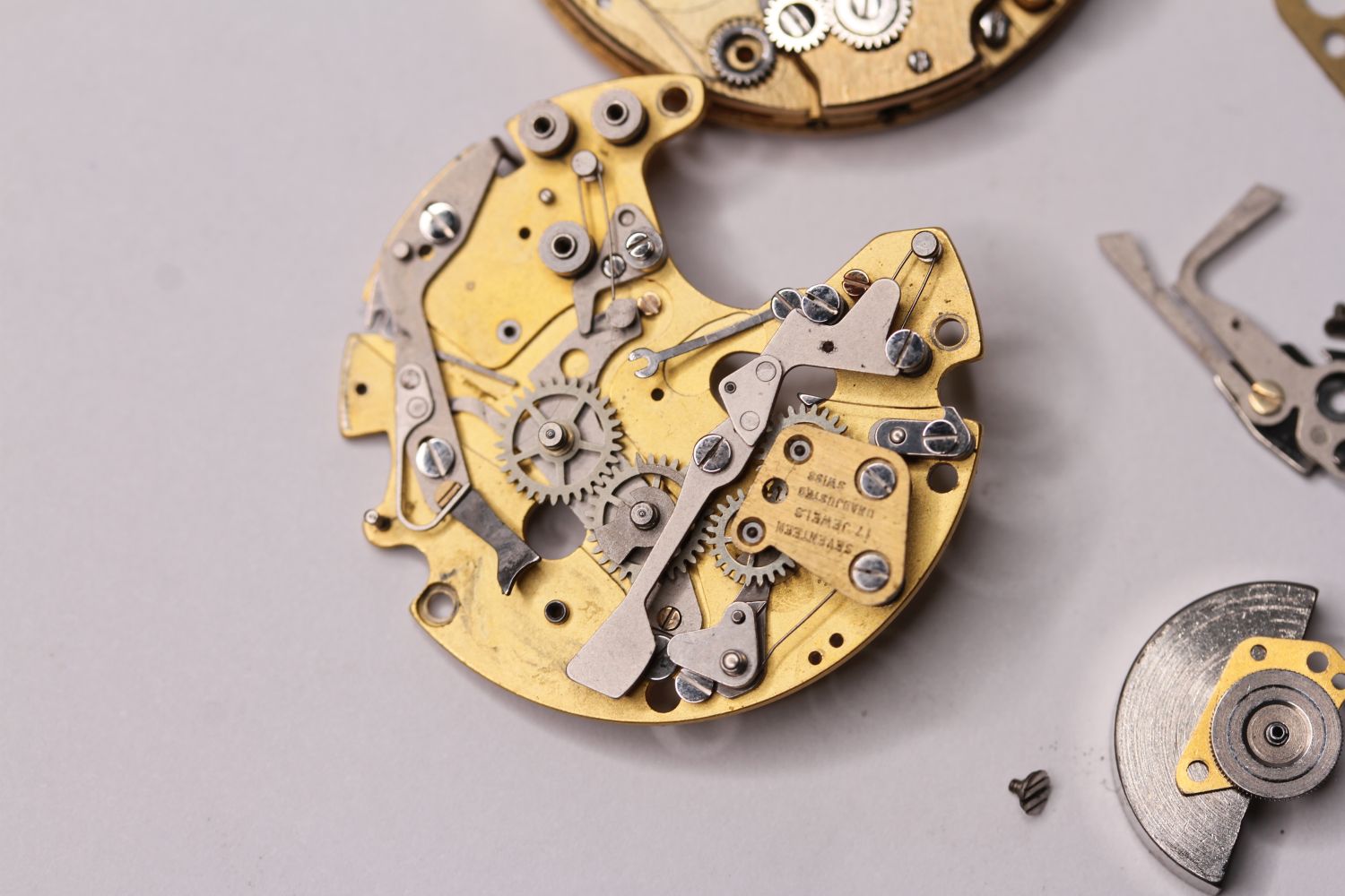 BREITLING CALIBRE 12 MOVEMENT INCLUDING CROWN, STEM, DATE WHEEL, 17 JEWEL - Image 4 of 5