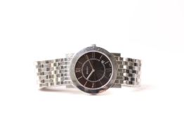GENTLEMENS GUCCI DRESS WATCH REF 5200 M.1, circular black dial with hour markers and roman numerals,