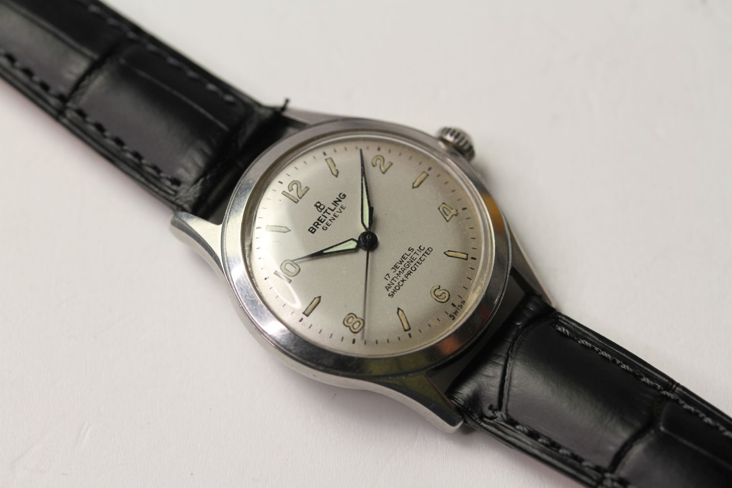 VINTAGE BREITLING GENEVE REFERENCE 2915, circular silvered dial, Arabic and arrow hour markers, 30mm