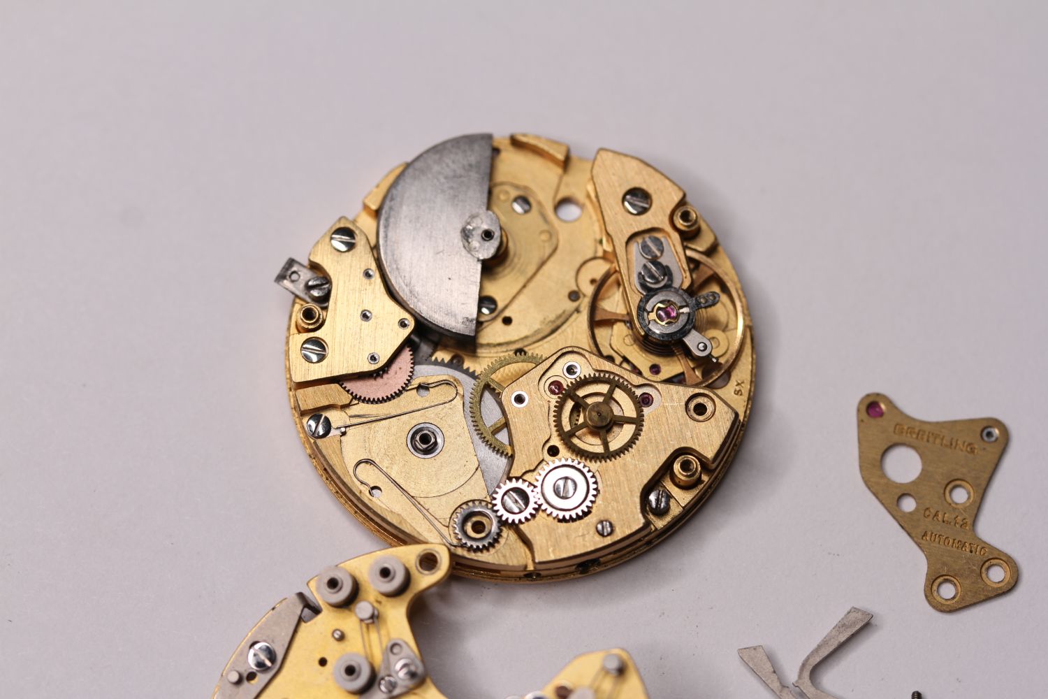 BREITLING CALIBRE 12 MOVEMENT INCLUDING CROWN, STEM, DATE WHEEL, 17 JEWEL - Image 3 of 5