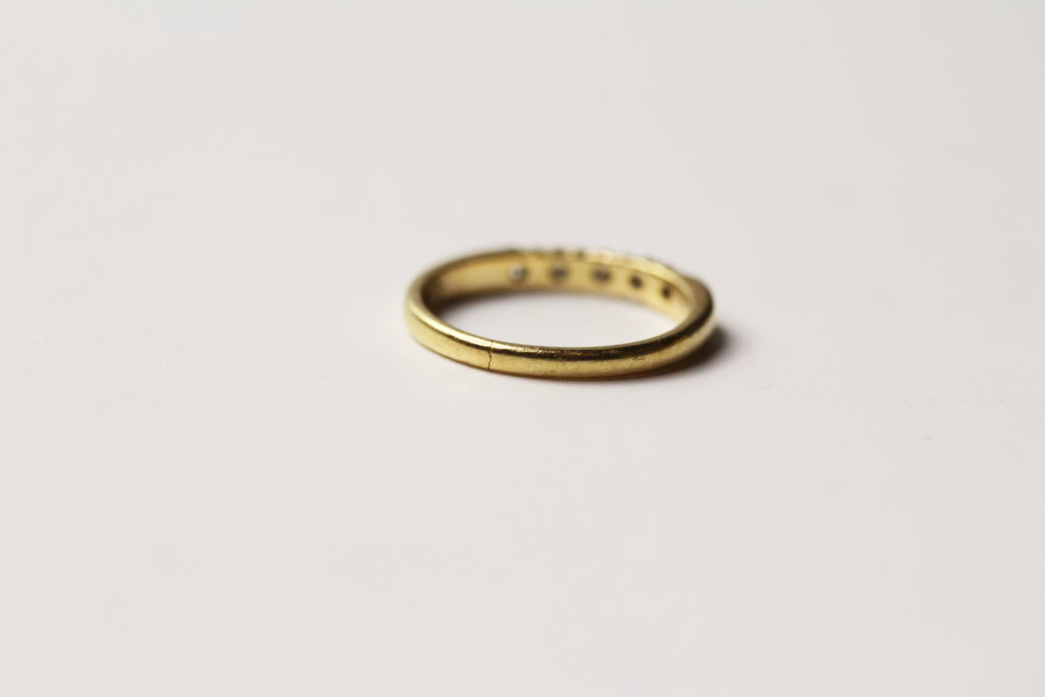 5 Stone Diamond Ring, 5 round brilliant cut diamonds bar set, stamped 18ct yellow gold, ring size - Image 2 of 2