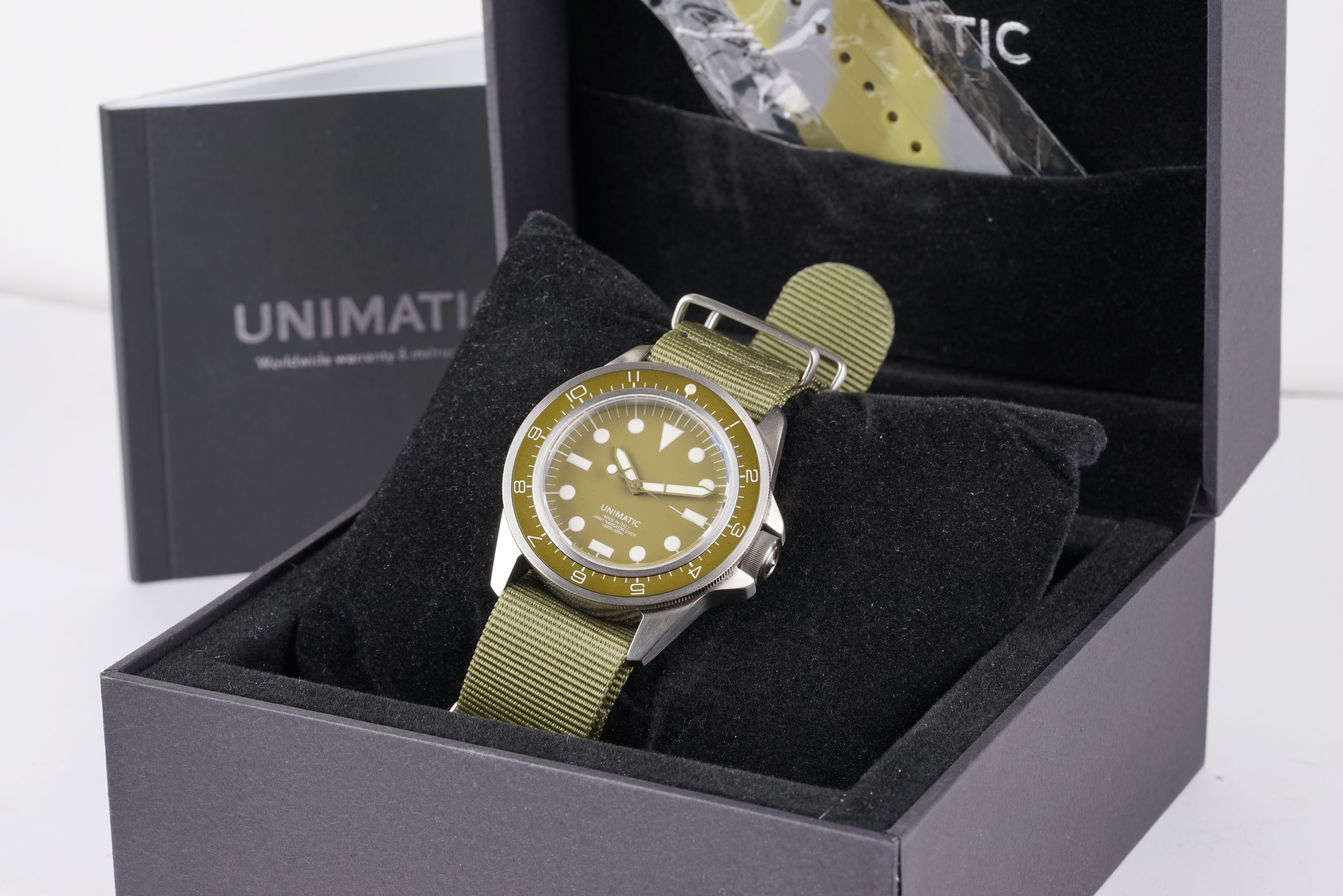 GENTLEMENS UNIMATIC ARMY NAVIGATOR DIVER WRISTWATCH W/ BOX & PAPERS, circular green dial with dot