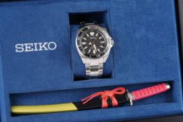 GENTLEMENS SEIKO SAMURAI AUTOMATIC WRISTWATCH W/ BOX & LETTER KNIFE, circular black waffle dial with