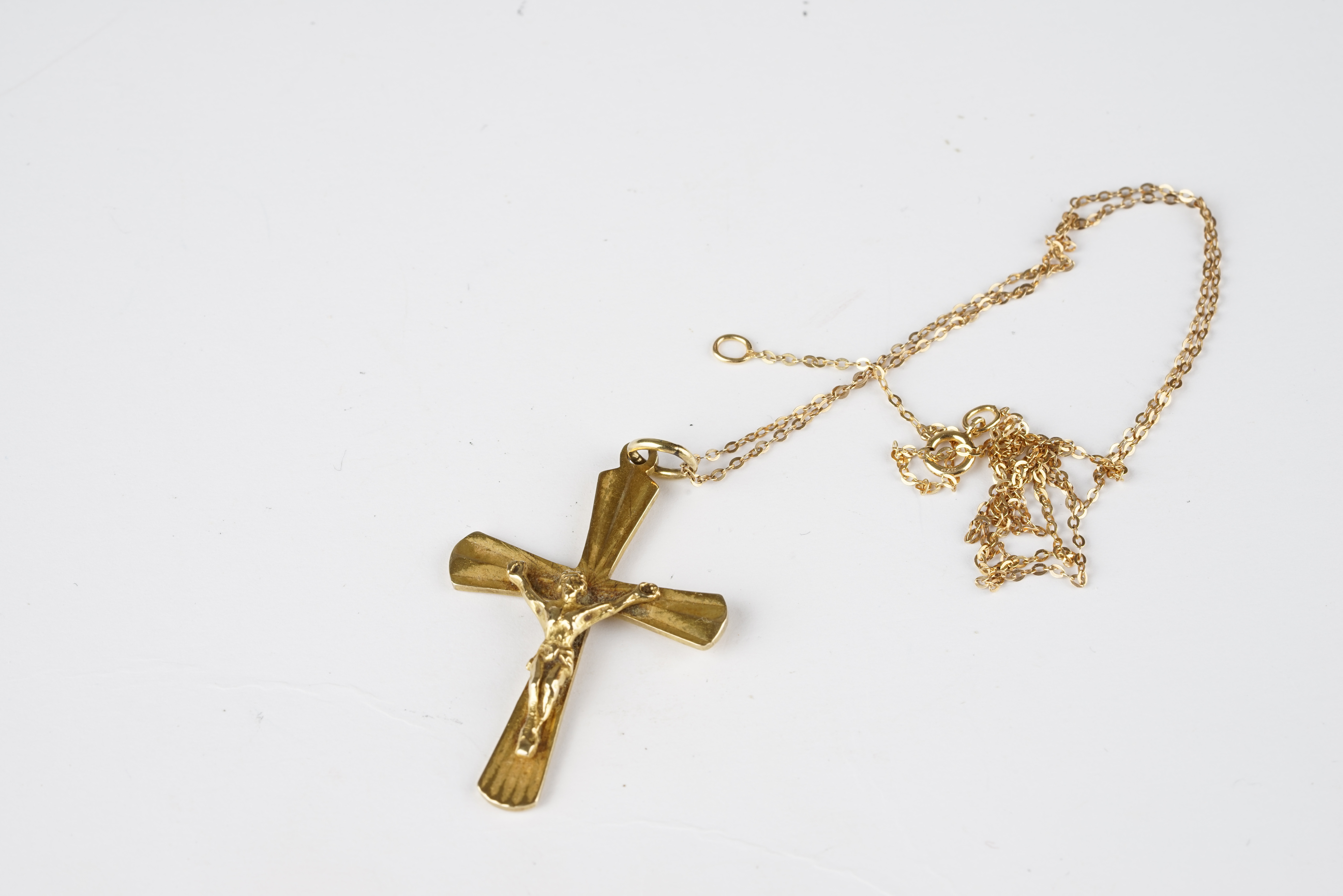 9CT GOLD CRUCIFIX CHAIN & PENDANT, gross weight is 3.52g.