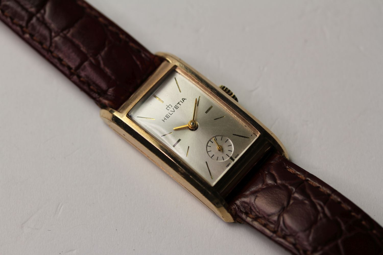 VINTAGE 9CT HELVETIA WRISTWATCH CIRCA 1960S, rectangular silvered dial, baton hour markers,