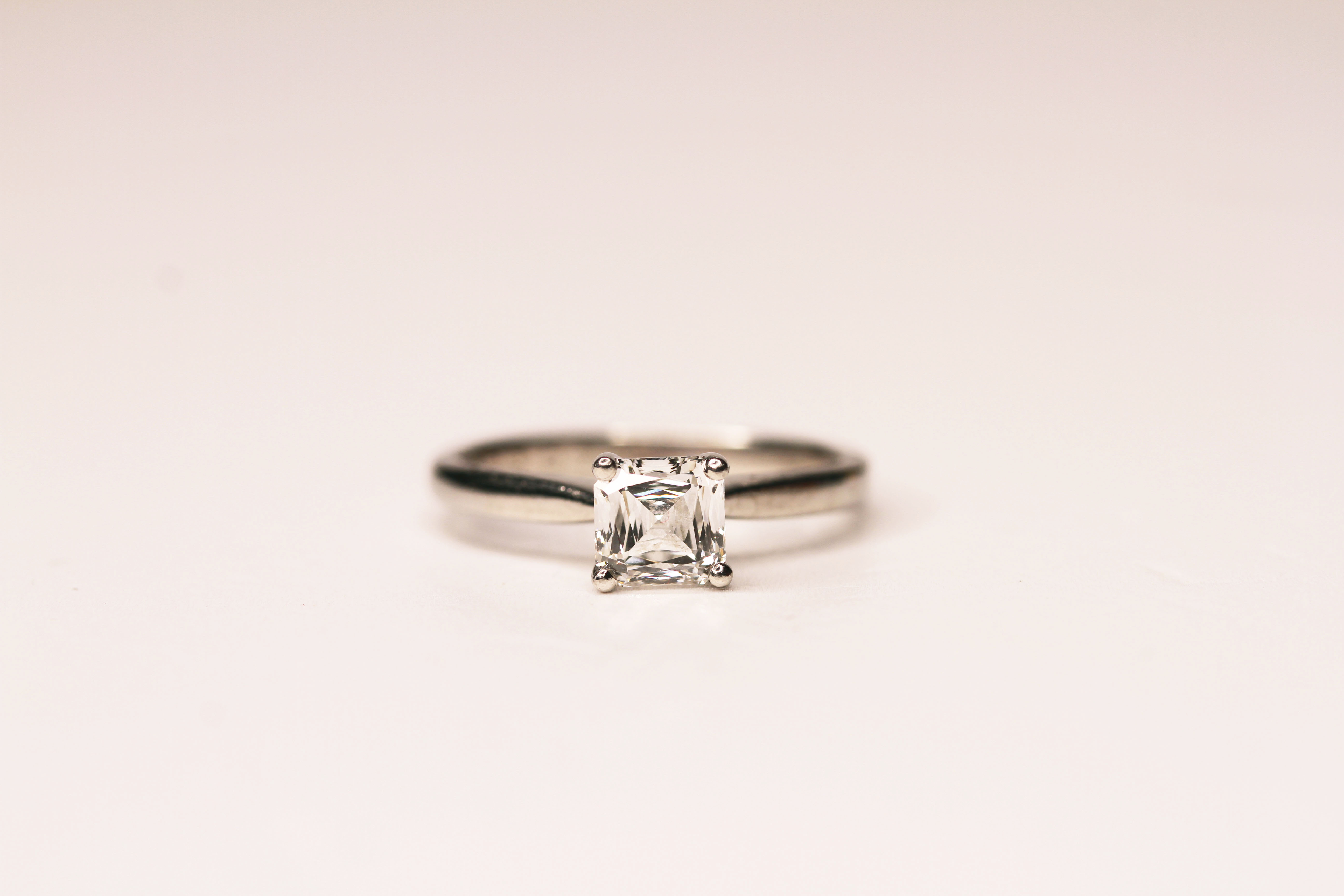 Diamond Solitaire Ring, set with a square crisscut diamond 1.04ct, colour G, clarity VS2, 4 claw - Image 5 of 6