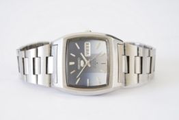 GENTLEMENS SEIKO 5 DAY DATE WRISTWATCH, square gradient dial with hour markers and hands, day date