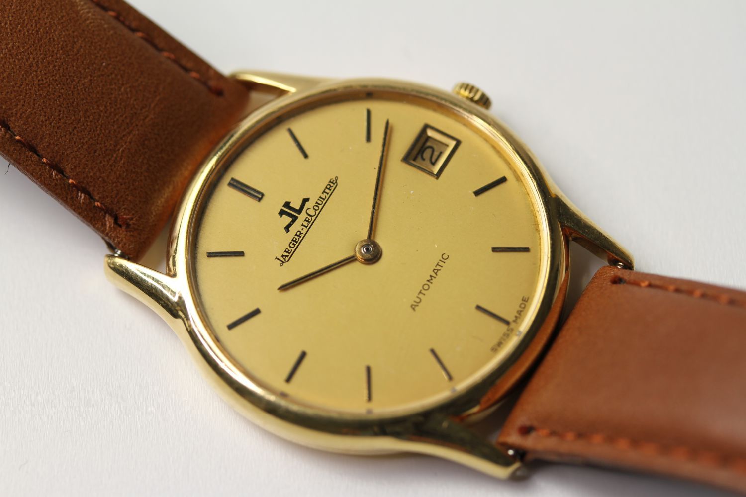 VINTAGE JAEGER LE COULTRE 18CT GOLD, circular gold dial with baton hour markers, date function, 33mm