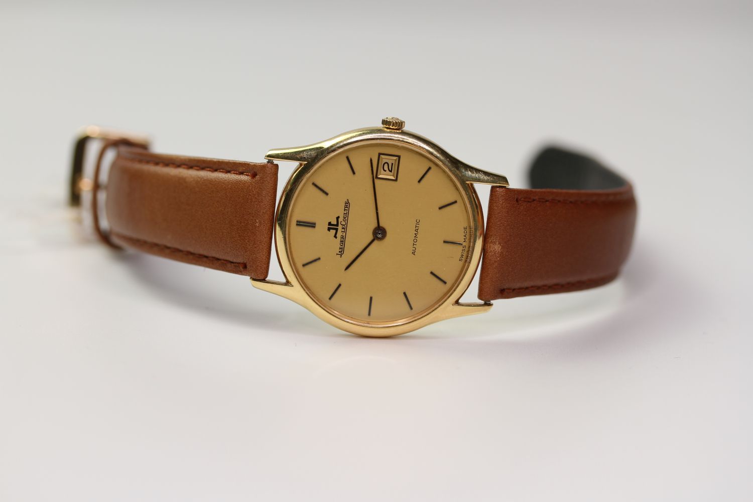VINTAGE JAEGER LE COULTRE 18CT GOLD, circular gold dial with baton hour markers, date function, 33mm - Image 3 of 3