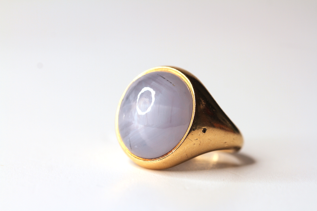 18CT CABOCHON STAR SAPPHIRE SIGNET RING. sapphire estimated 13x13 mm, not hallmarked, ring size K,
