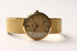 GENTLEMENS VINTAGE 18CT YELLOW GOLD UNIVERSAL WRISTWATCH, circular textured gold dial with hour