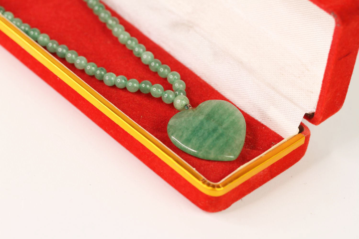 HEART SHAPE JADE BEADED NECKLACE WITH BOX, Jade necklace, inner diameter approximately 44cm, comes - Image 2 of 2