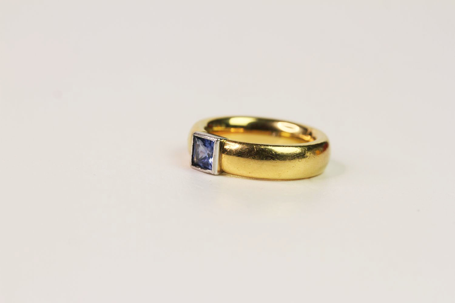 PRINCESS CUT CEYLON SAPPHIRE 18CT RING, set with one 0.80 carat Ceylon Sapphire, set in Platinum, - Image 2 of 3