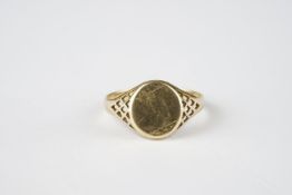 9CT GOLD SIGNET RING, gross weight is 2.72g.