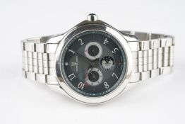 GENTLEMENS UNIVERSAL GENEVE OKEANOS MOON TIMER TRIPLE-CALENDAR AUTOMATIC WRISTWATCH W/ BOX & TAGS