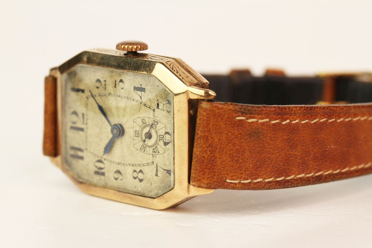 *TO BE SOLD WITHOUT RESERVE*1926 9ct gold art deco watch, case with engraved sides, Guiloche - Image 2 of 4