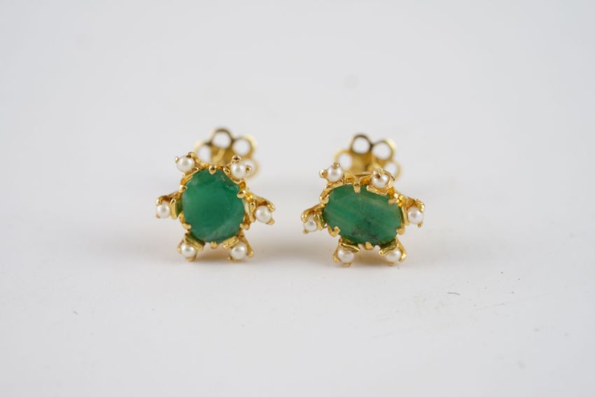 18CT GOLD 1CT EMERALD PEARL STUD EARRINGS, 18ct gold studs set with 1ct emerald (each) and