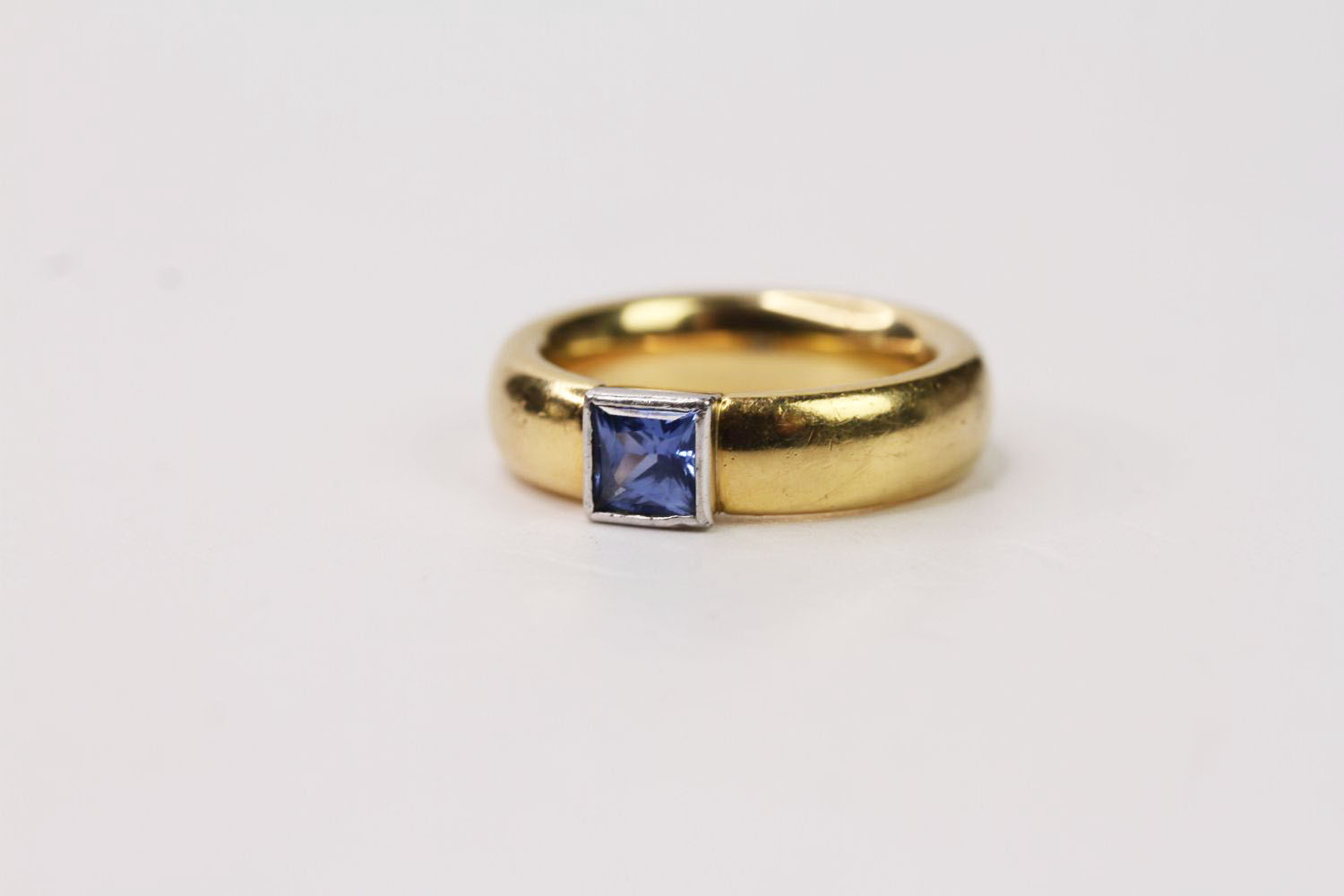 PRINCESS CUT CEYLON SAPPHIRE 18CT RING, set with one 0.80 carat Ceylon Sapphire, set in Platinum,