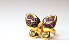 18K AMETHYST AND PERIDOT BUTTERFLY RING, unhallmarked, ring size N, total approximate weight 9.1g.