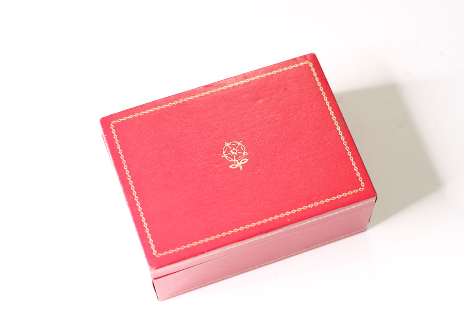 Vintage Tudor Box with Red Insert, Tudor Rose to top with gilt detail, approximately 12.5x9x5.5cm