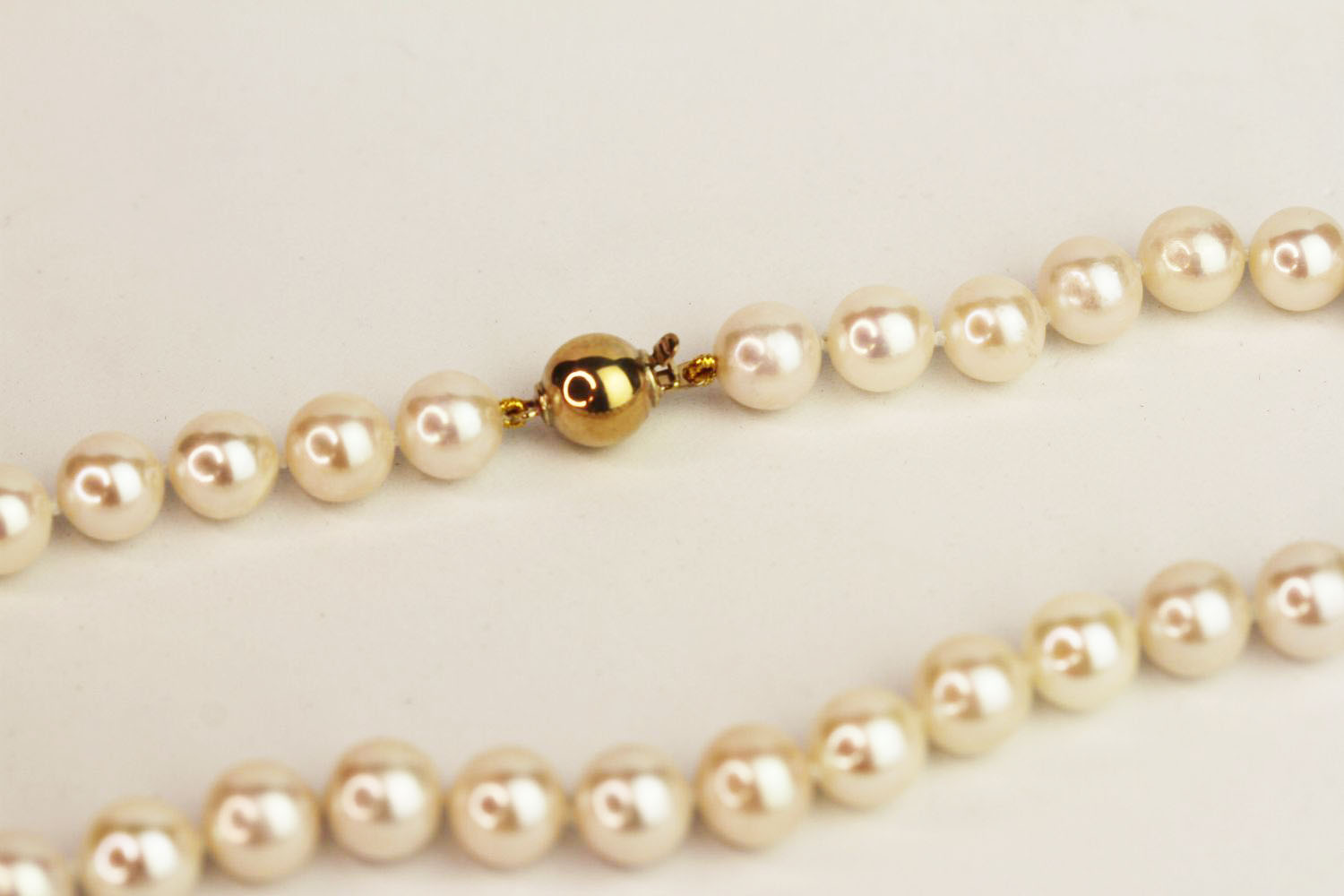 String of white cultured pearls with a 9ct yellow gold ball clasp - Image 2 of 3