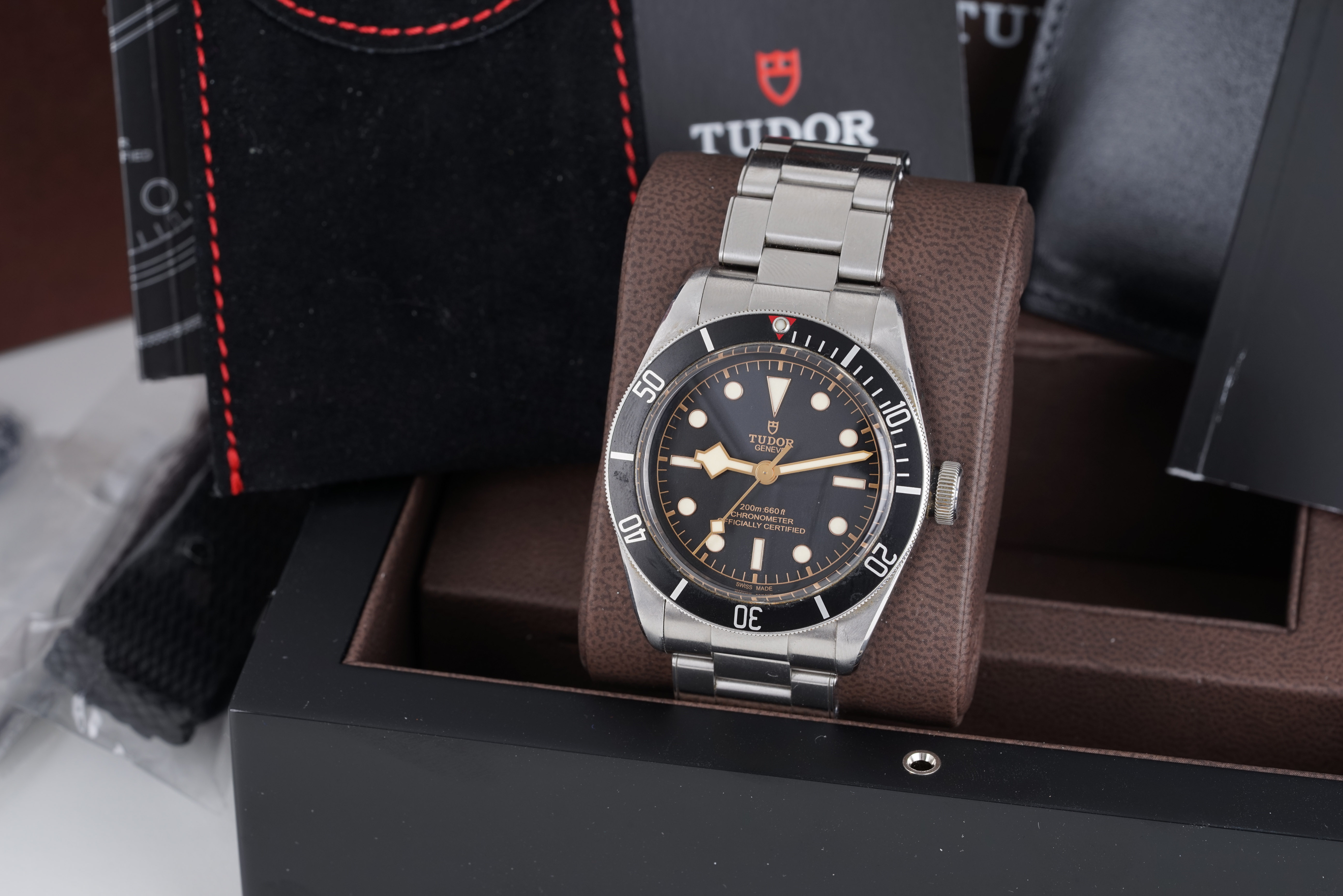 GENTLEMENS TUDOR HERITAGE BLACK BAY WRISTWATCH W/ BOX BOOKLETS & PARTS, circular black dial with dot