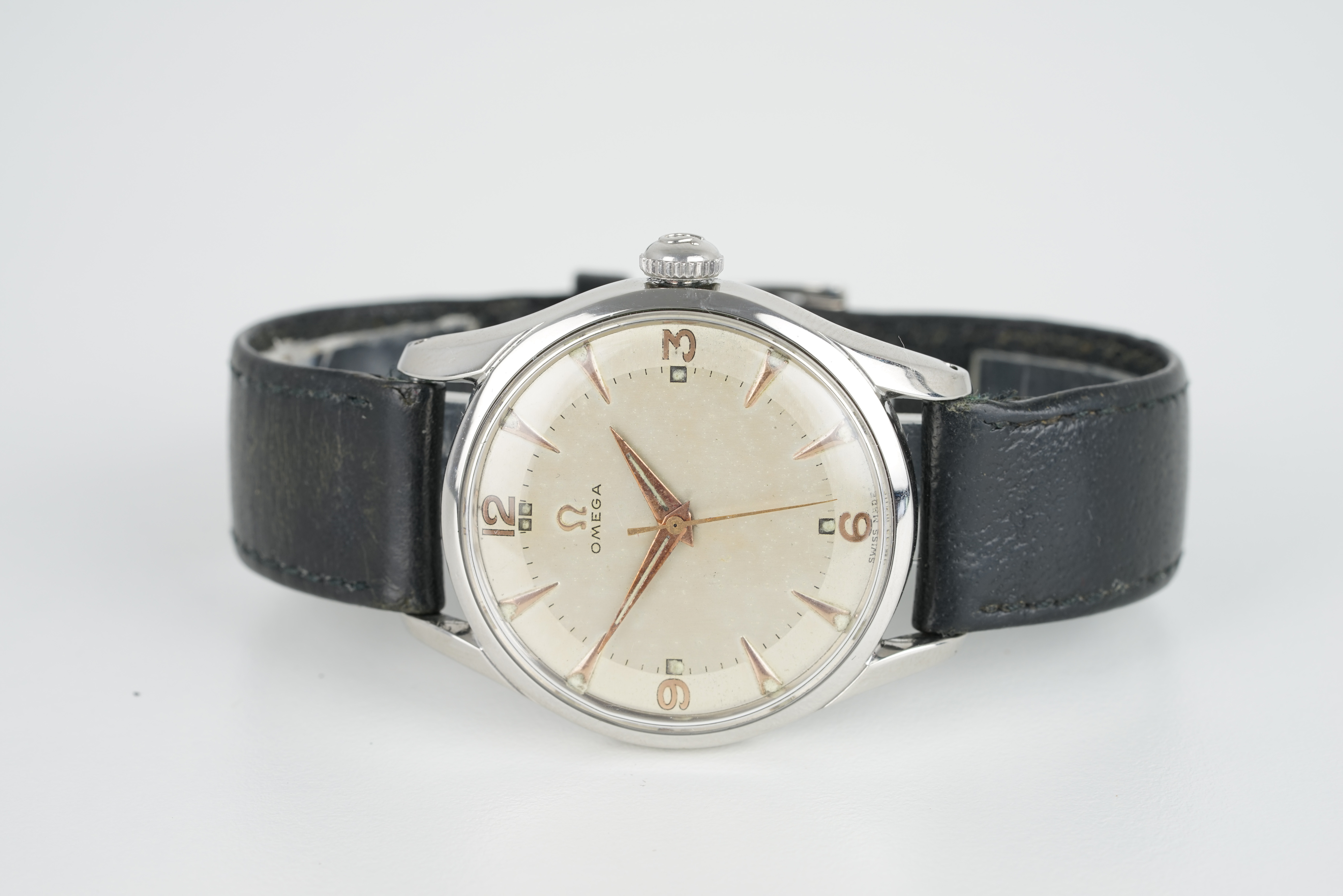 GENTLEMENS OMEGA JUMBO WRISTWATCH REF. 2640-1 CIRCA 1950, circular two tone off white dial with hour